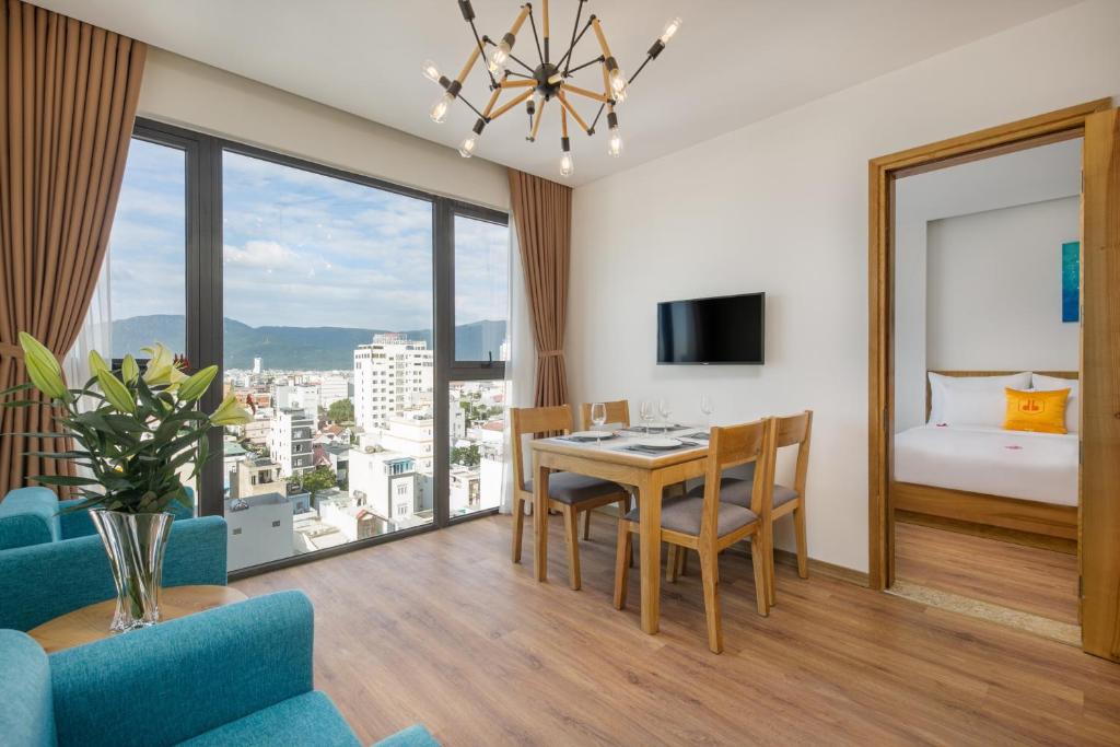 TV a/nebo společenská místnost v ubytování Cordial Beach Hotel Da Nang