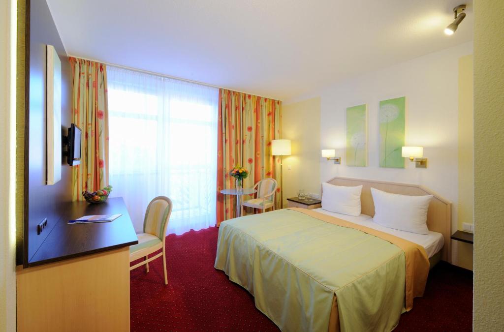 Postel nebo postele na pokoji v ubytování Johannesbad Hotel Phönix