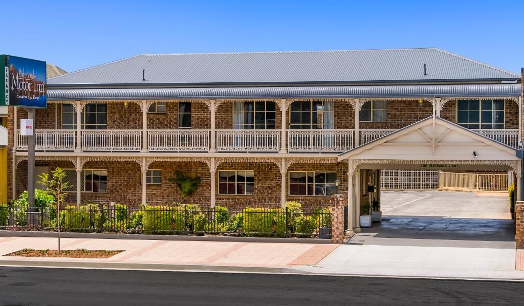 a brick building with a balcony on the front at Richmond Motor Inn in Ballina