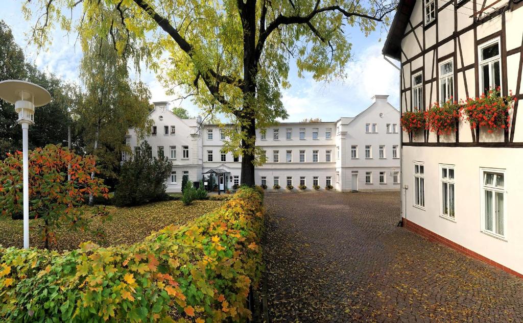 um grande edifício branco com flores em frente em Hotel Meyer em Glauchau