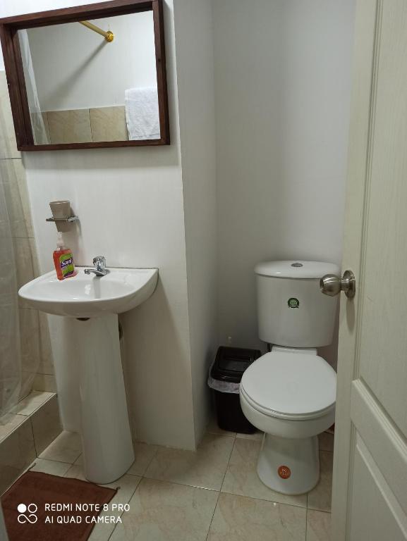 Koupelna v ubytování Habitaciones Alkimya