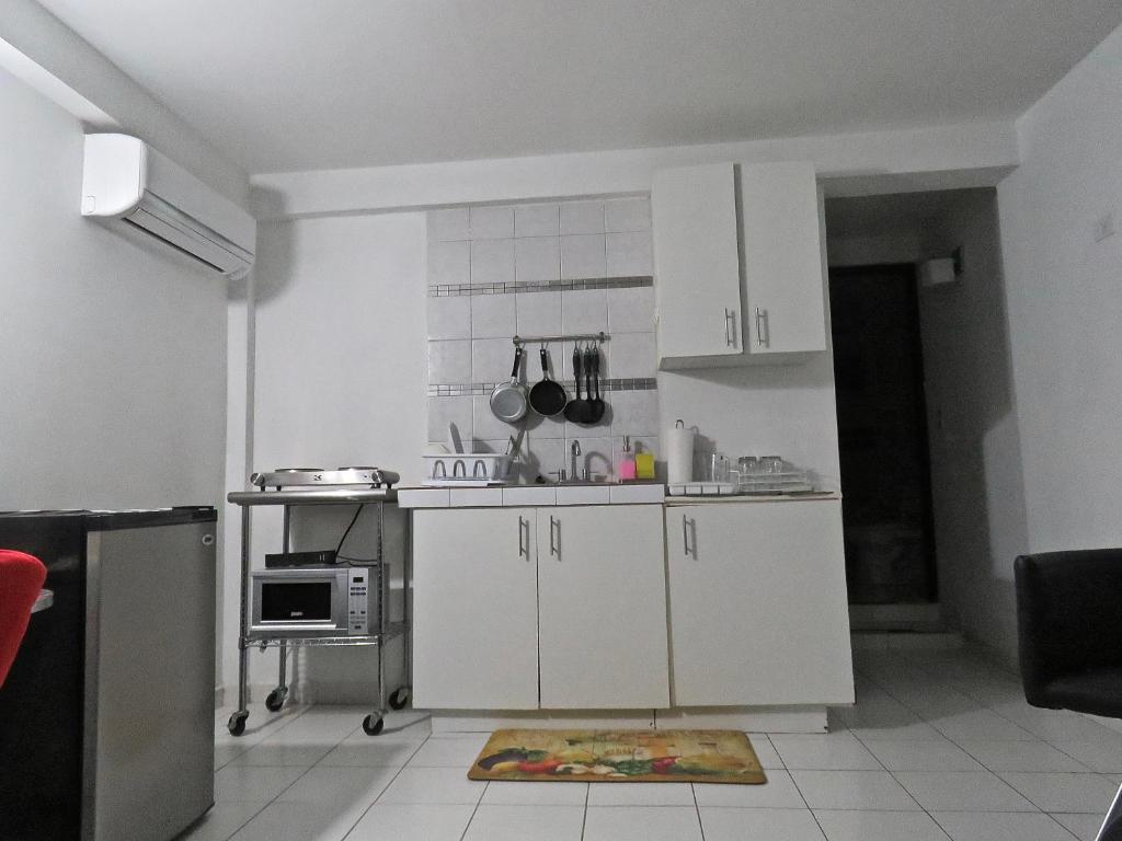 Η κουζίνα ή μικρή κουζίνα στο SERENADE Lodging Rooms