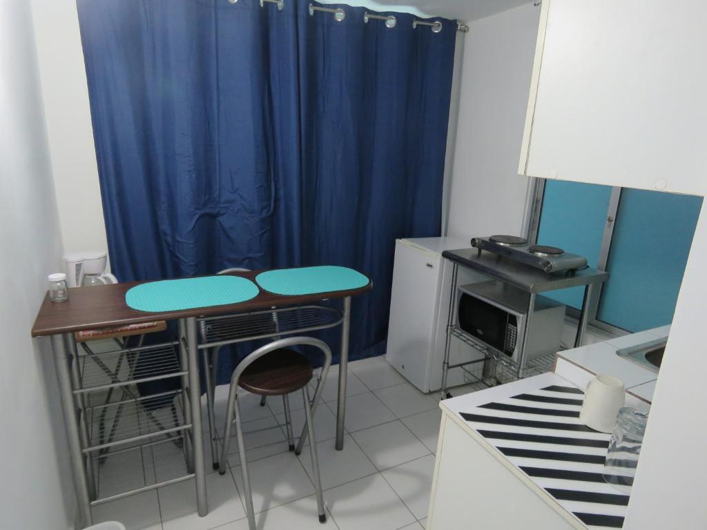Η κουζίνα ή μικρή κουζίνα στο SERENADE Lodging Rooms