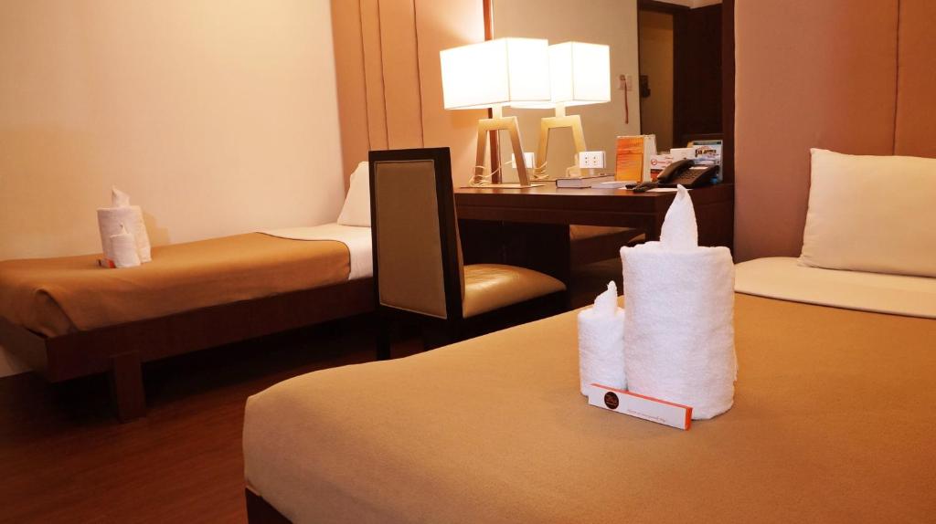 Postel nebo postele na pokoji v ubytování Tacloban Plaza Hotel