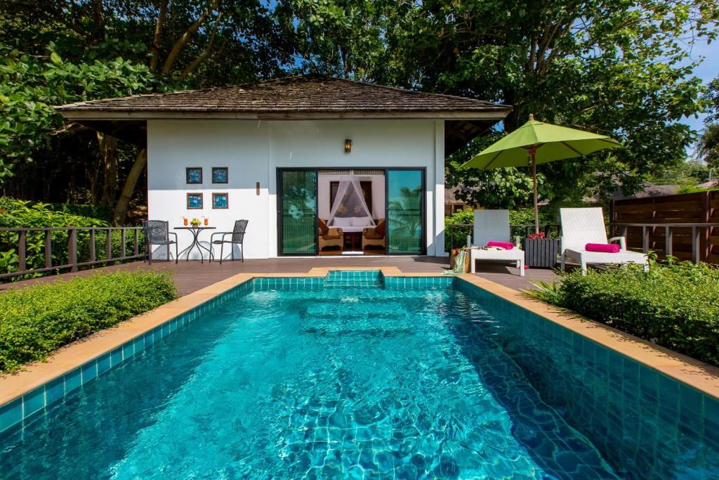 Bazén v ubytování Elixir Resort Koh Yao Yai - SHA Plus nebo v jeho okolí