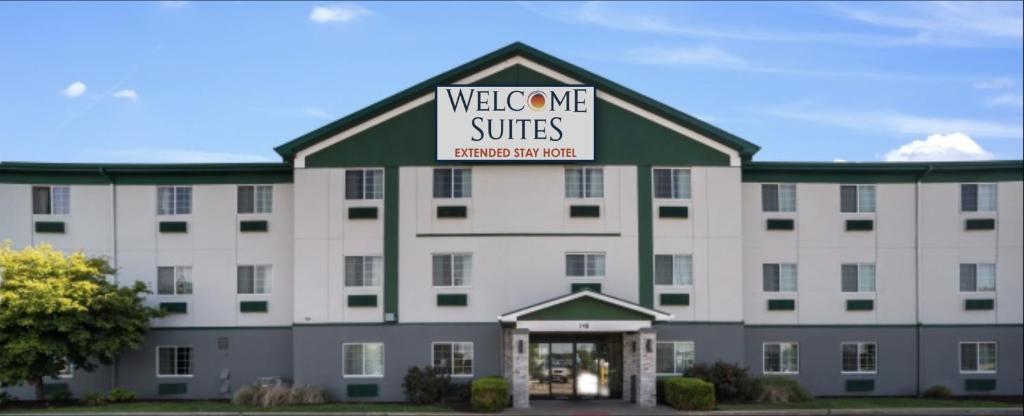 ein Hotel mit einem Willkommensschild auf der Vorderseite in der Unterkunft Welcome Suites-O'Fallon in O'Fallon