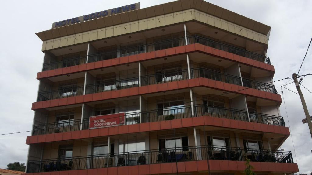 un edificio de apartamentos con balcones en un lateral en Hotel Good News, en Lira