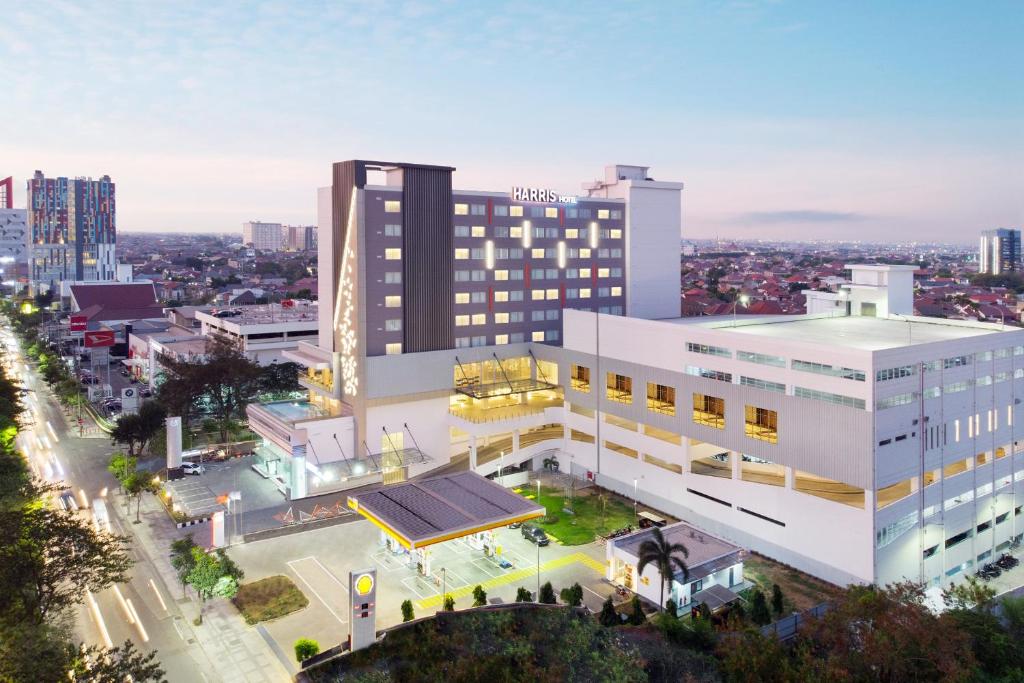 una vista aérea de un gran edificio blanco con un patio en HARRIS Hotel & Conventions Bundaran Satelit Surabaya, en Surabaya