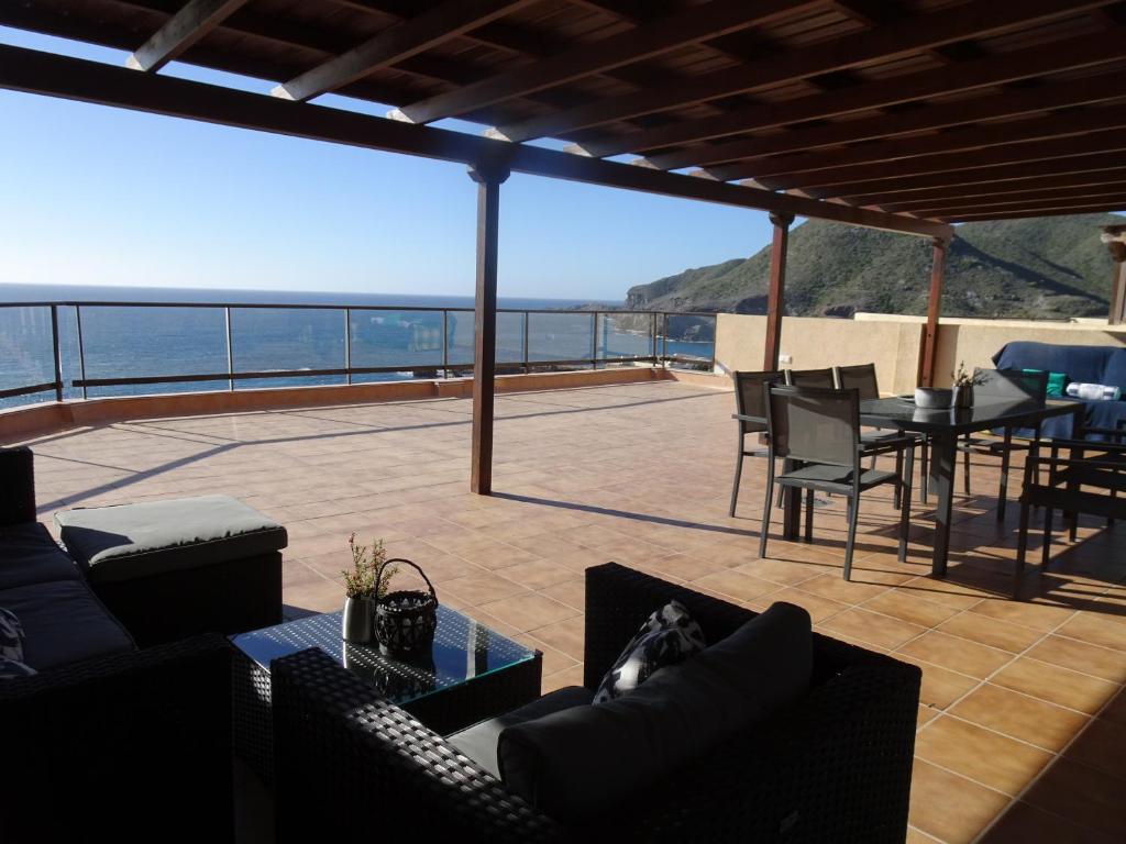 Gran terraza con espectaculares vistas al mar في كابو دي بالوس: غرفة معيشة مطلة على المحيط