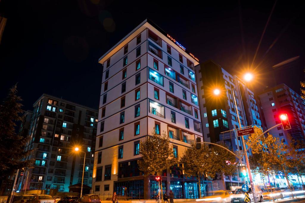 een hoog gebouw in een stadsstraat 's nachts bij Mugwort Hotel & Spa in Istanbul
