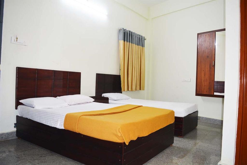 Postel nebo postele na pokoji v ubytování Jippus Galaxy Budget Air port hotel