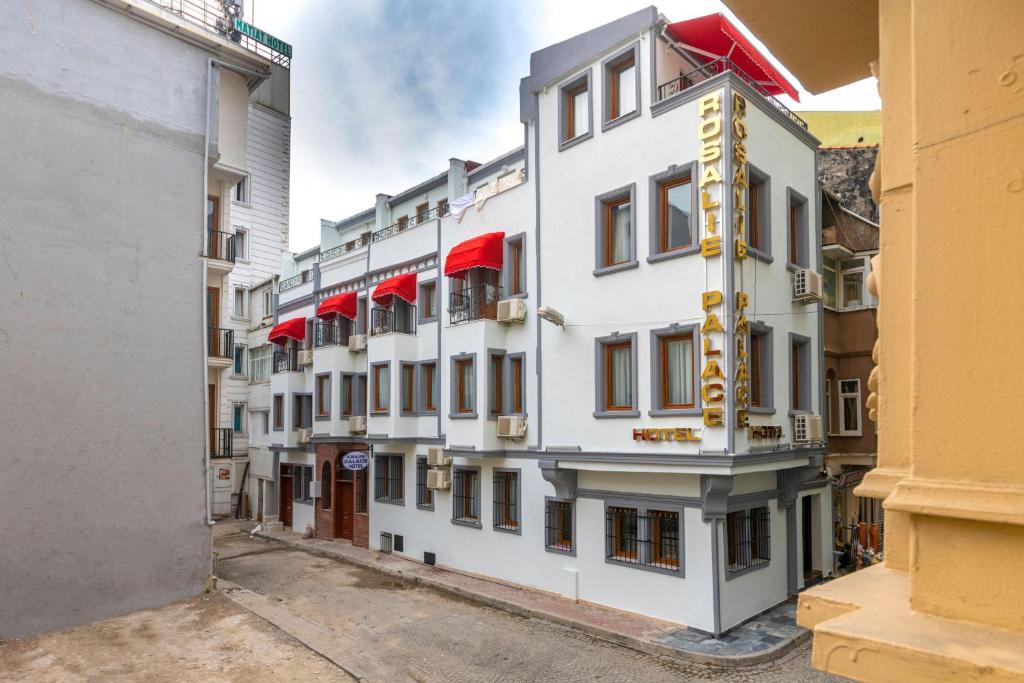 un grand bâtiment blanc avec un toit rouge dans l'établissement Rosalie Palace, à Istanbul