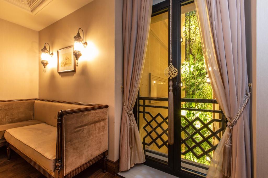 AJWA Sultanahmet - Preferred Hotels LVX Collection - Family Suite With Vertical Greenery View