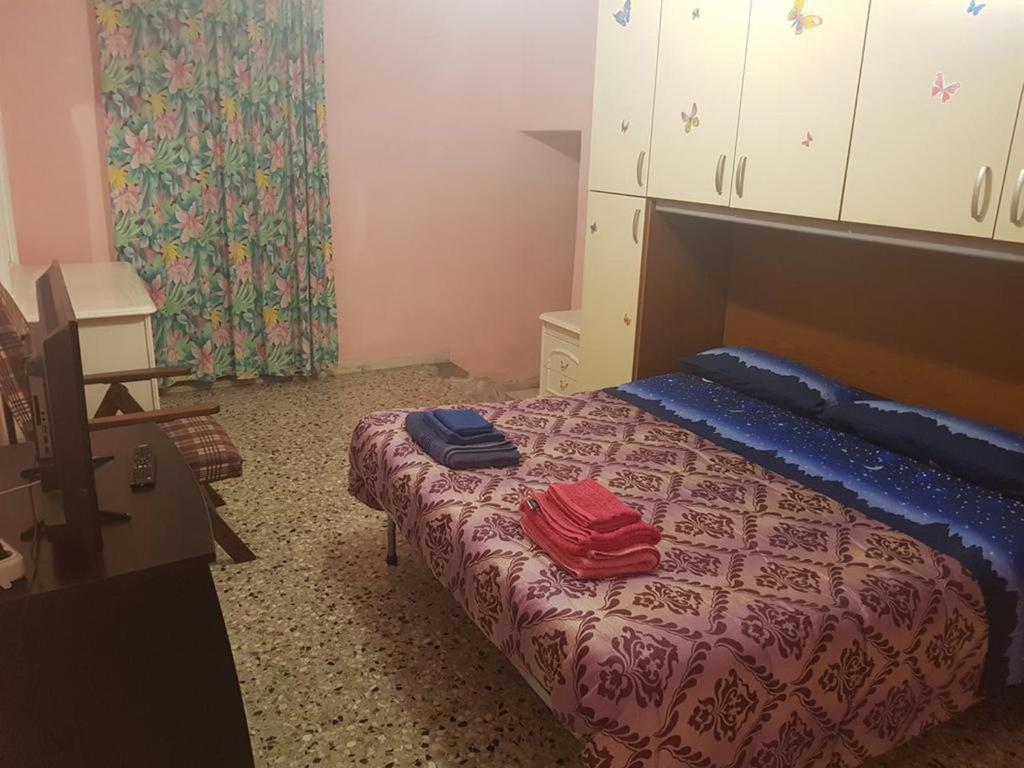 una camera da letto con un letto con due asciugamani sopra di Nel Cuore di Gaeta a Gaeta