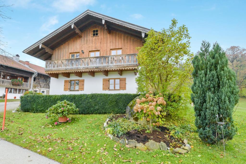 a house with a balcony on top of a yard at Ferienwohnung Morgenrot in Wackersberg