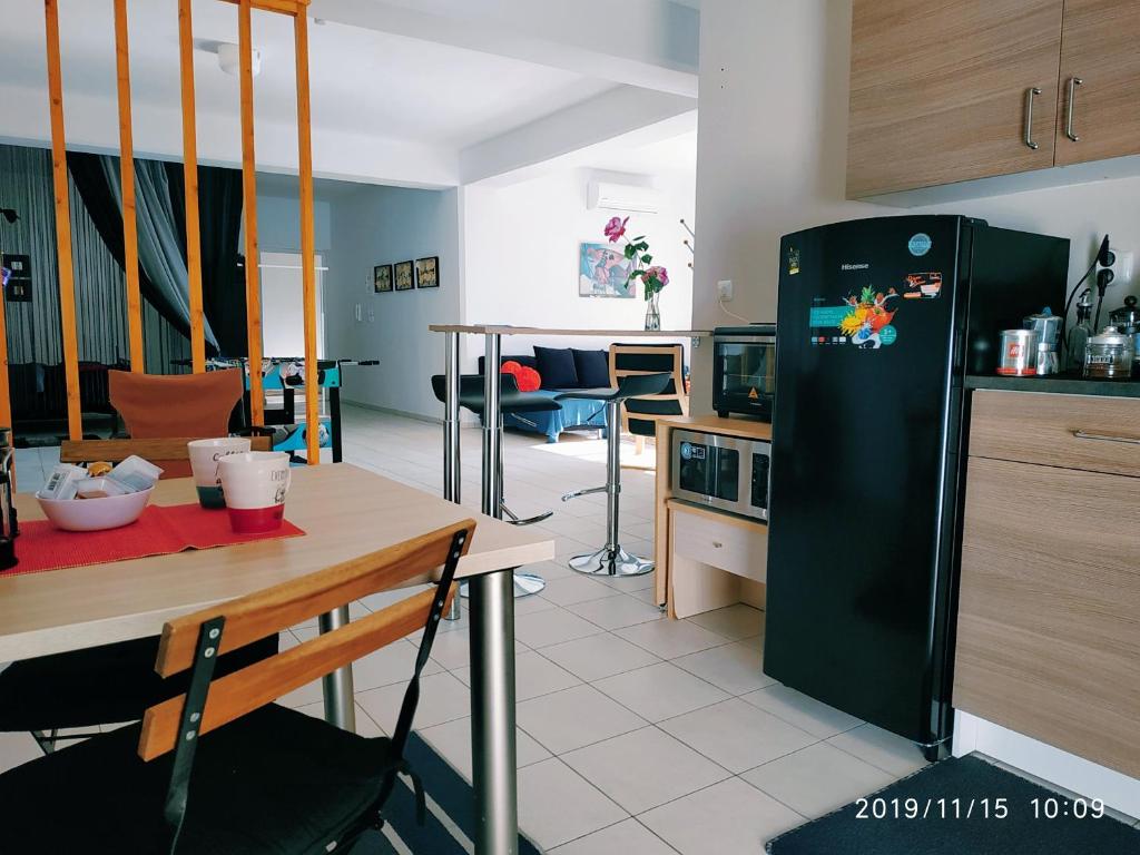 Kuchyňa alebo kuchynka v ubytovaní STUDIO POSEIDONIA apartment 75sqm CORINTH CANAL