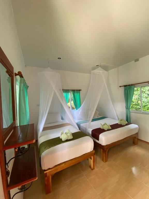 Krevet ili kreveti u jedinici u objektu Khaosok Bamboo Huts Resort