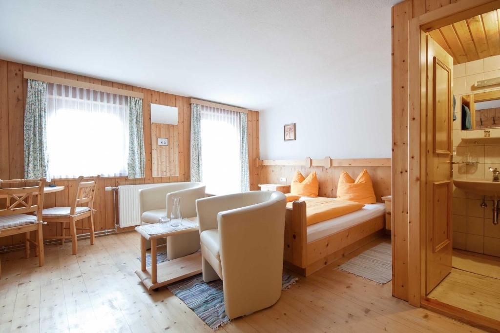 Landhaus Taurer - Tweepersoonskamer Met Uitzicht Op De Bergen