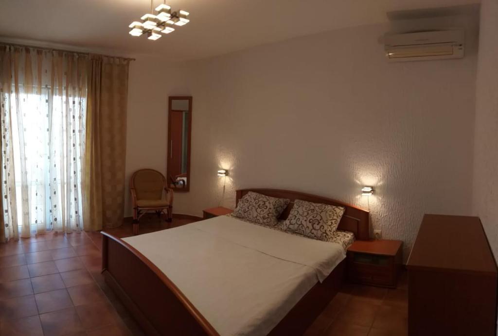 巴尔Бар Шушань Апартаменты Главановича 25的卧室里有一张床和一把椅子