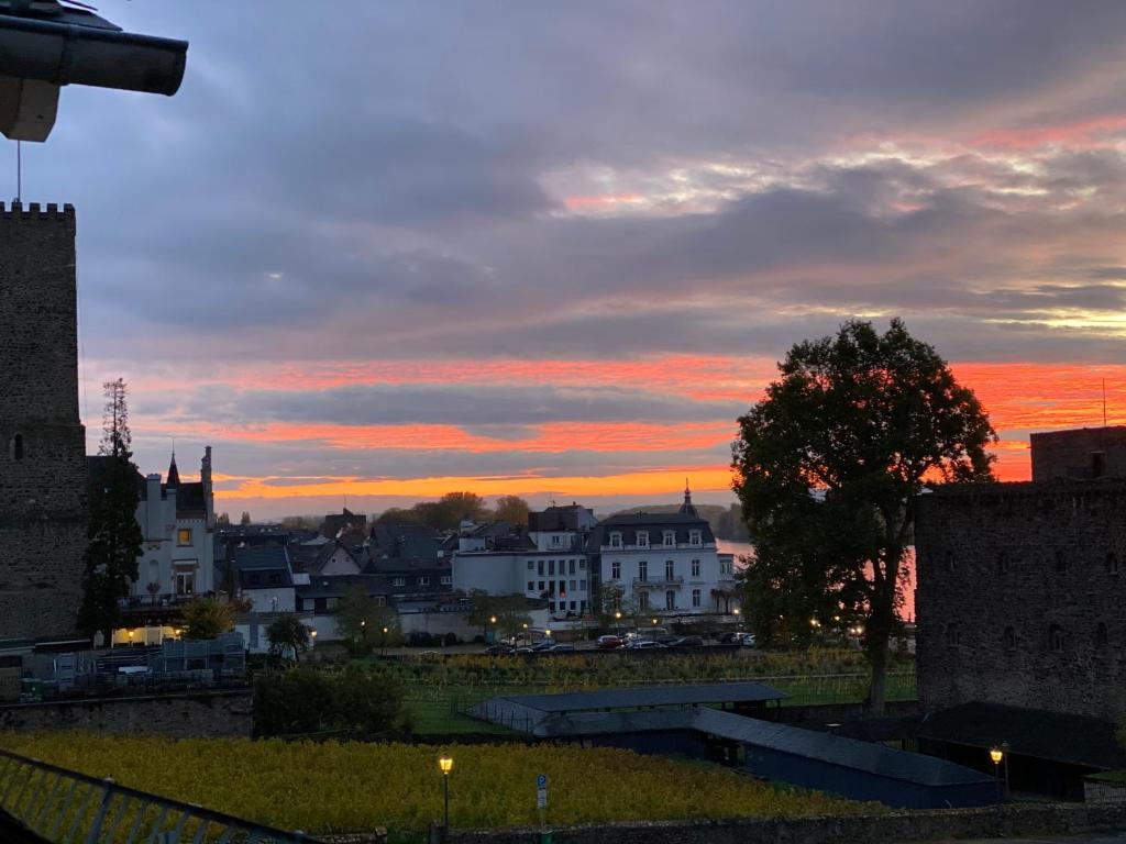 uno skyline della città con un tramonto sullo sfondo di Ferienwohnung „Die 3 am Rhein“ a Rüdesheim am Rhein