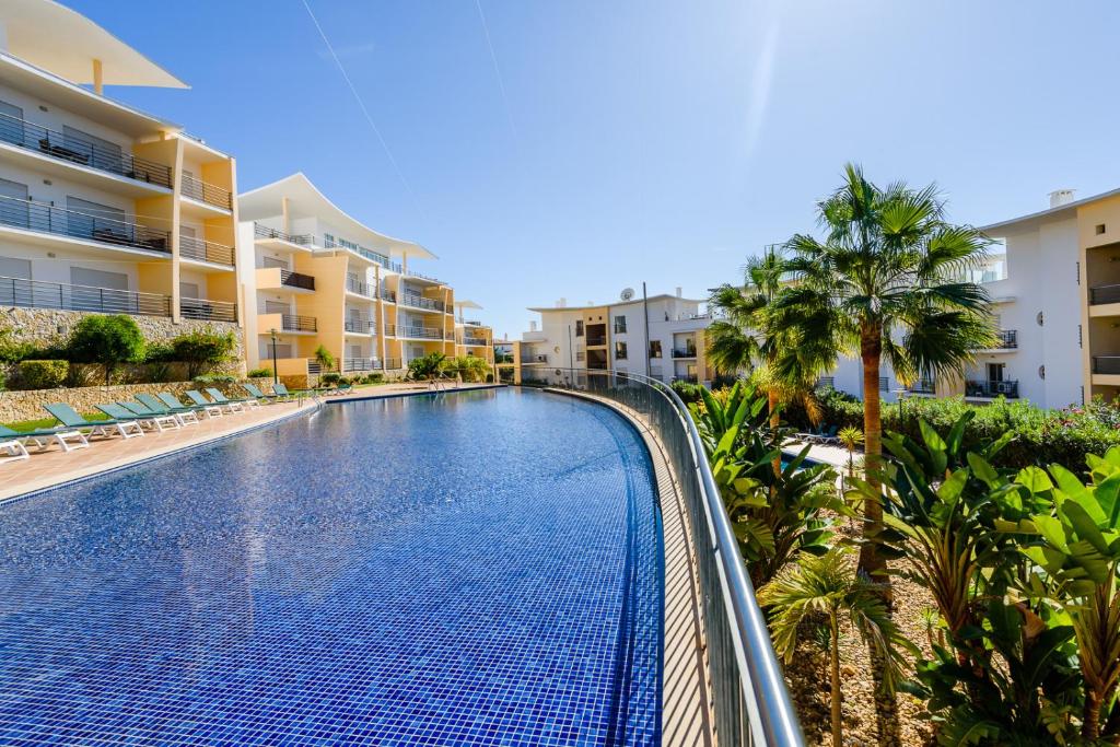 Bazén v ubytování BnB Homes Ocean view Apartment with 3 spacious Terraces, 2 Swimming pools & Tennis court nebo v jeho okolí