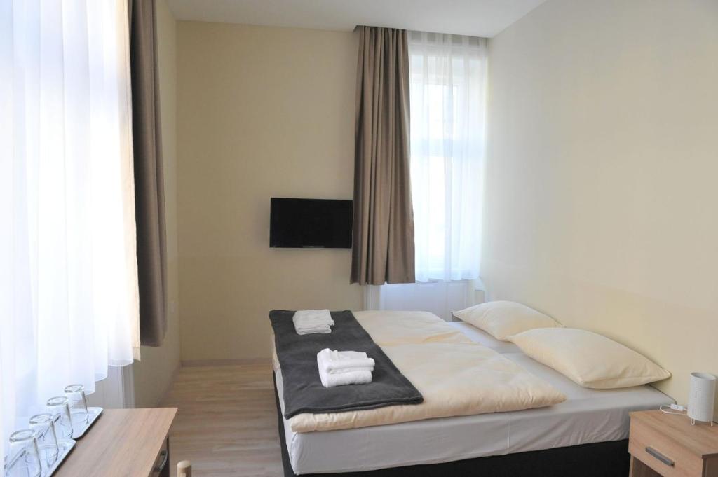 Postel nebo postele na pokoji v ubytování Piros Arany Panzió Kalocsa