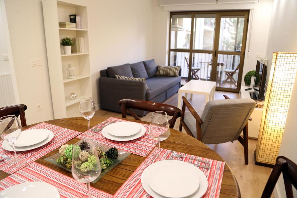 Un comedor con una mesa y una sala de estar. en Plaza Monterrey parking opcional by Salamancavacacional, en Salamanca