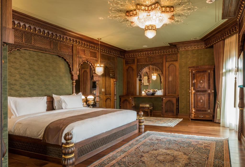 um quarto com uma cama grande e um lustre em AJWA Sultanahmet - a member of Preferred Hotels & Resorts em Istambul