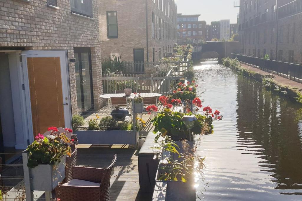 Stunning Peaceful Canal-side Home with Free Parking