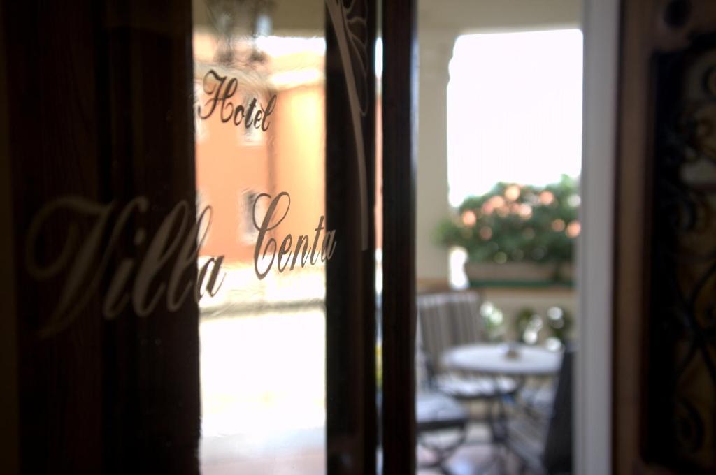 uma porta para um pátio com uma mesa e uma sala de jantar em Hotel Villa Centa em Varazze