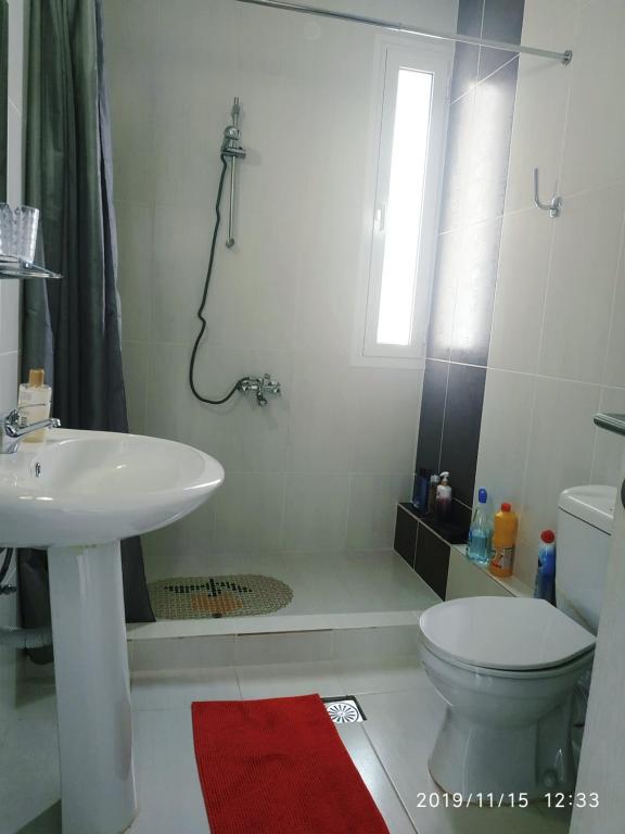 Kúpeľňa v ubytovaní STUDIO POSEIDONIA apartment 75sqm CORINTH CANAL