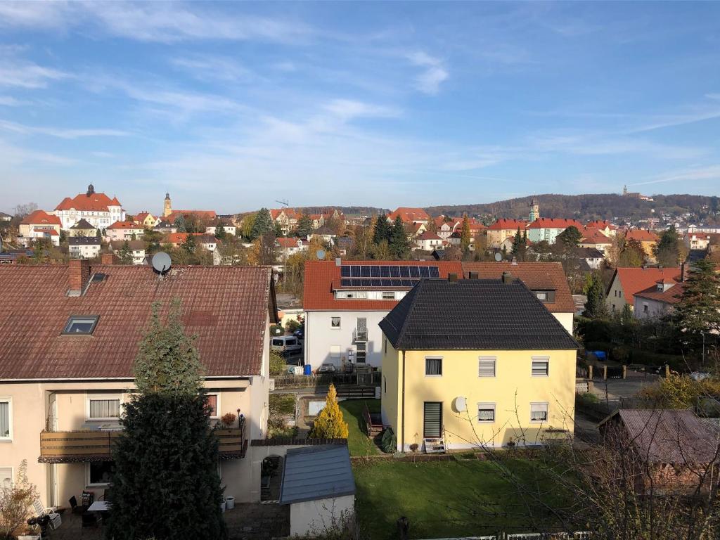 uma vista para uma cidade com casas e edifícios em Ferienwohnung Fusi em Amberg