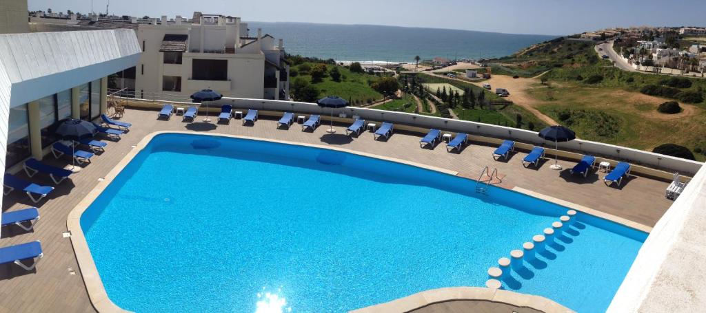 an overhead view of a swimming pool in a resort at Magnolia Mar Apartamentos in Lagos