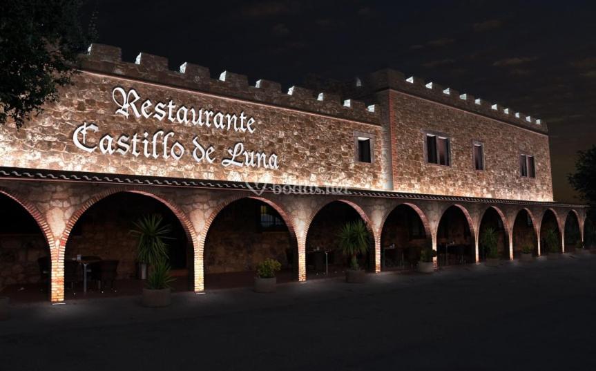 um grande edifício de tijolos com uma placa em CASTILLO DE LUNA em Alburquerque