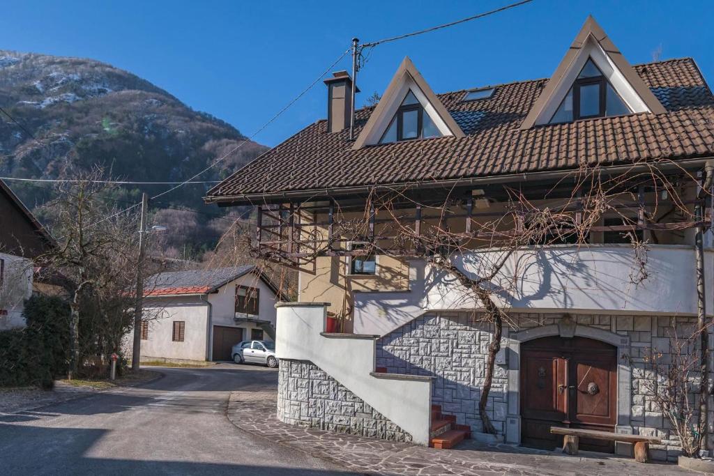una casa en un pueblo en las montañas en Chalet GoSlo, en Srpenica