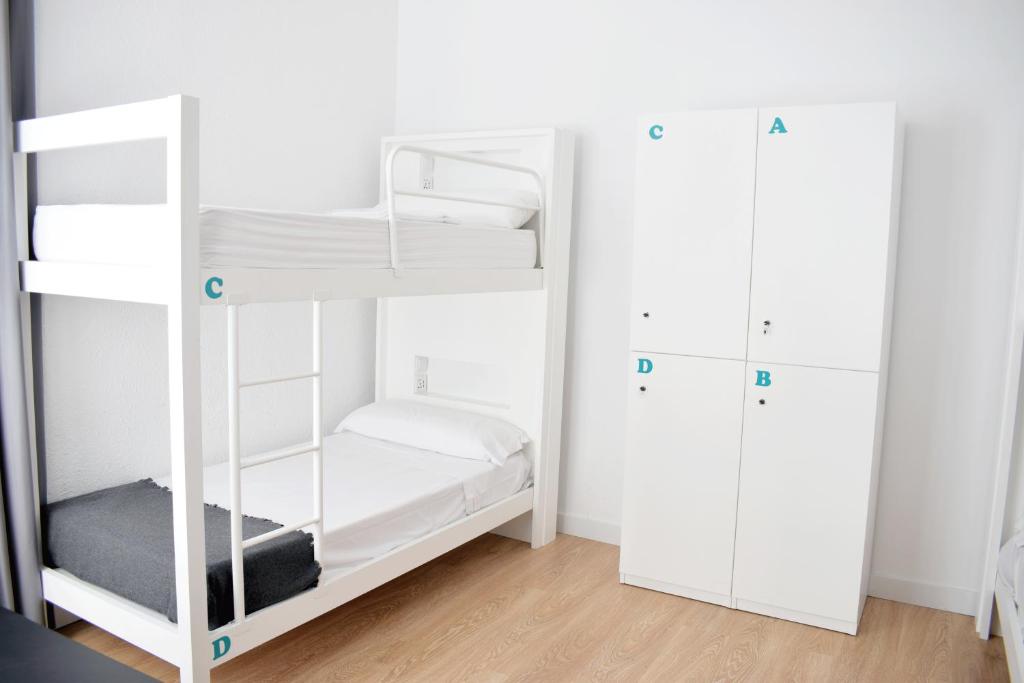 a bedroom with two bunk beds and a closet at Ram Rooms R.C. in Tarragona