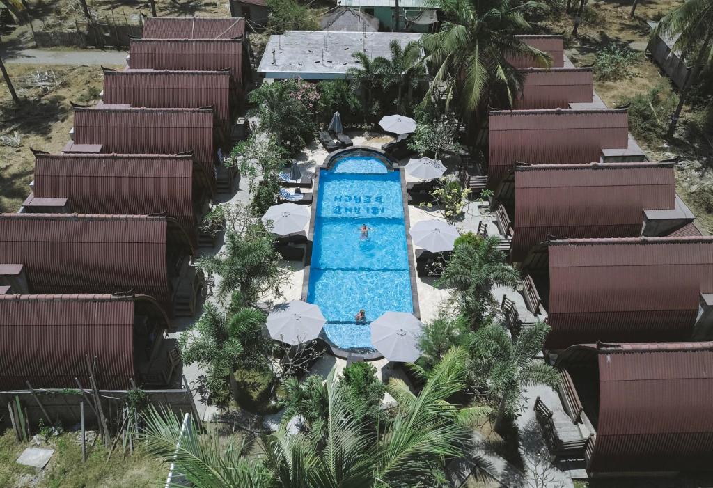 an overhead view of a swimming pool at a resort at Island Beach Bungalow in Gili Trawangan