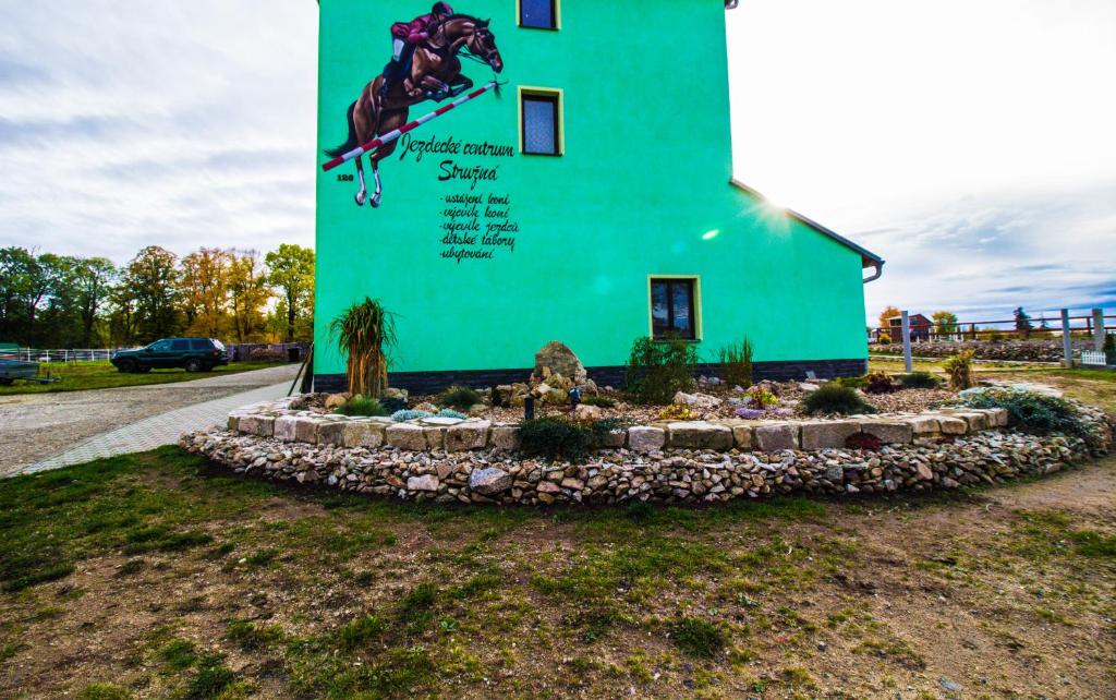 ein Gebäude mit einem Bild eines Pferdespringens in der Unterkunft Pension Jezdecké centrum Kočík in Stružná