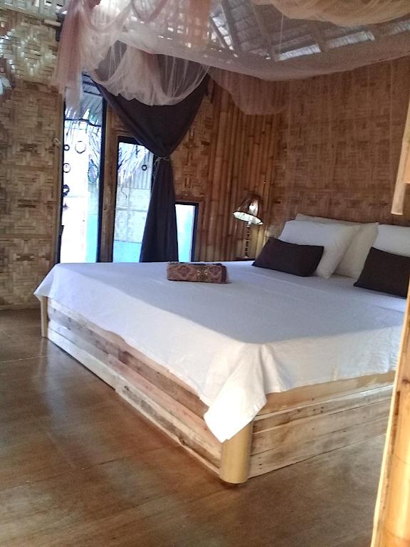 Letto o letti in una camera di Herbs Guest House and Restaurant near the Sea