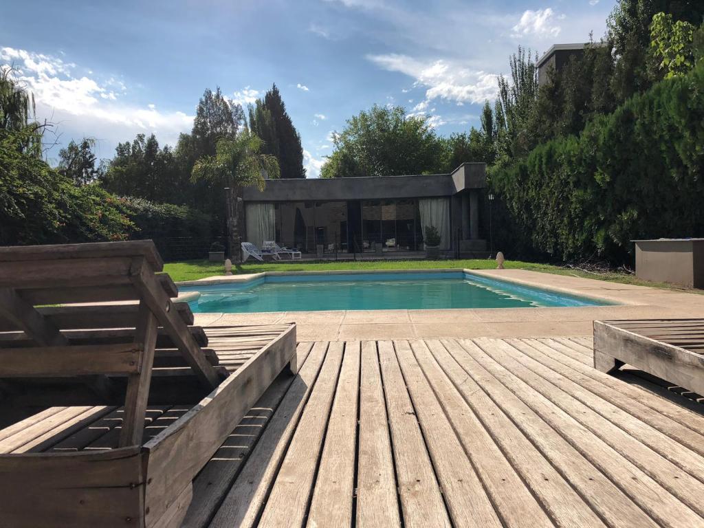 Casa con piscina y terraza de madera en Loft Chacras de Coria en Chacras de Coria