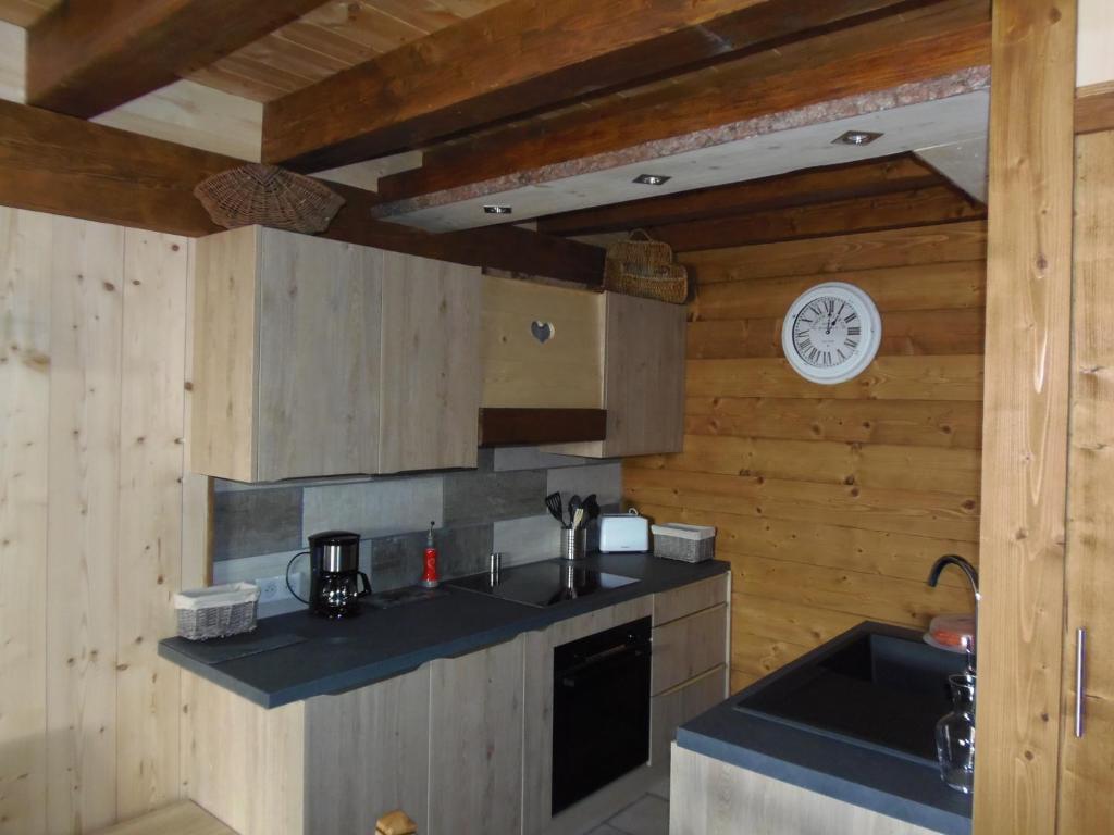Köök või kööginurk majutusasutuses Chalet l'aubépine résidence B&B