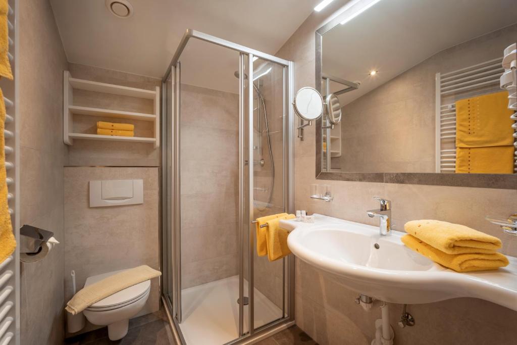 Koupelna v ubytování Hotel Garni Erler