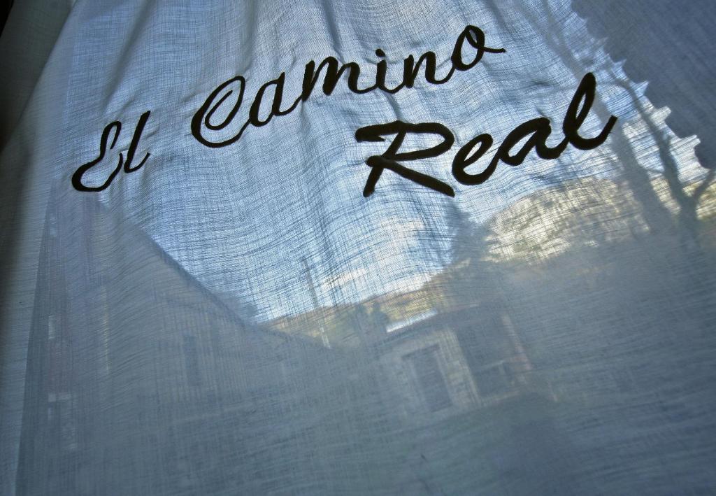 Poo de CabralesにあるLa Indianaの現実のエラミノの言葉が書かれた窓