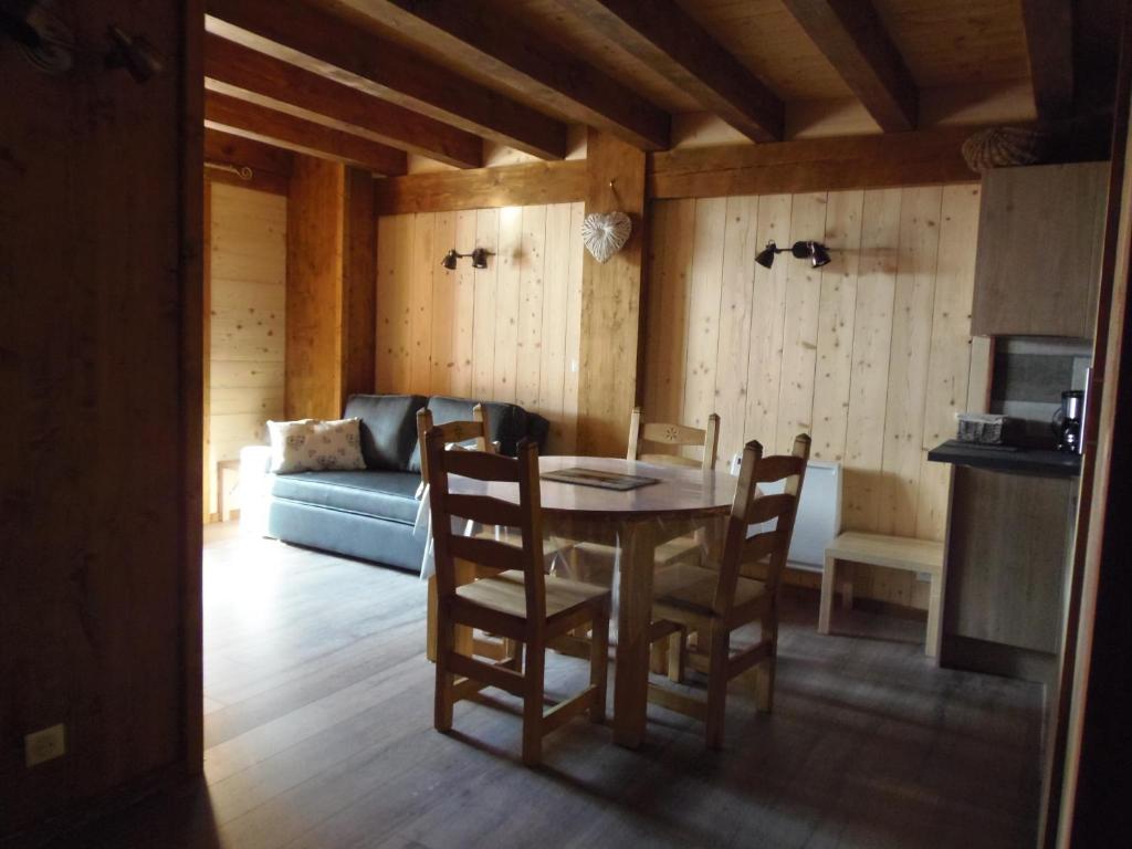 a living room with a table and chairs and a couch at Chalet l&#39;aubépine résidence B&amp;B in Bessans