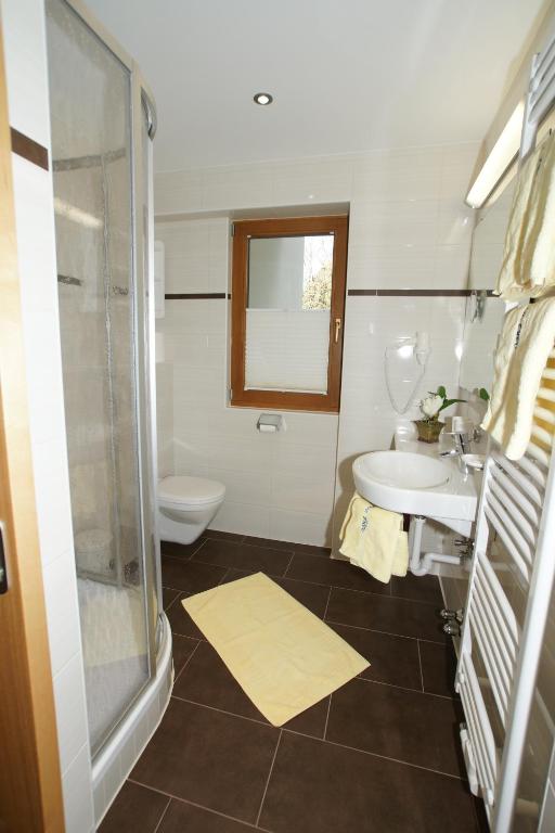 Koupelna v ubytování Hotel Garni Erler