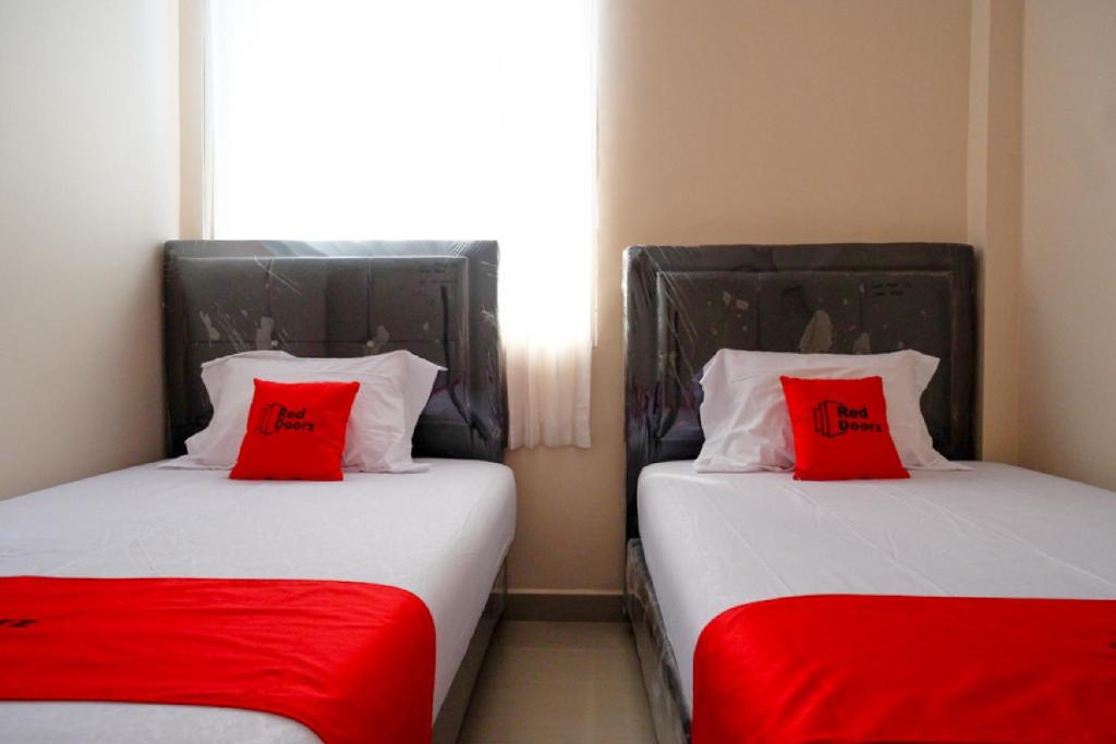 RedDoorz near Millenium Waterpark Palu - Jumeau