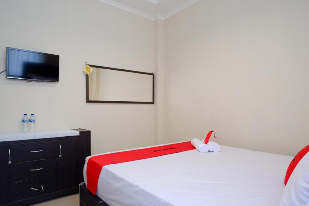 RedDoorz near Millenium Waterpark Palu - Chambre Double