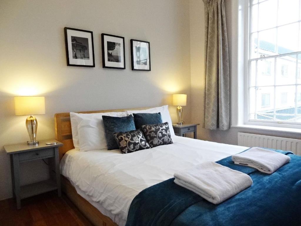 En eller flere senge i et værelse på Waterloo Pad - gorgeous one bed maisonette