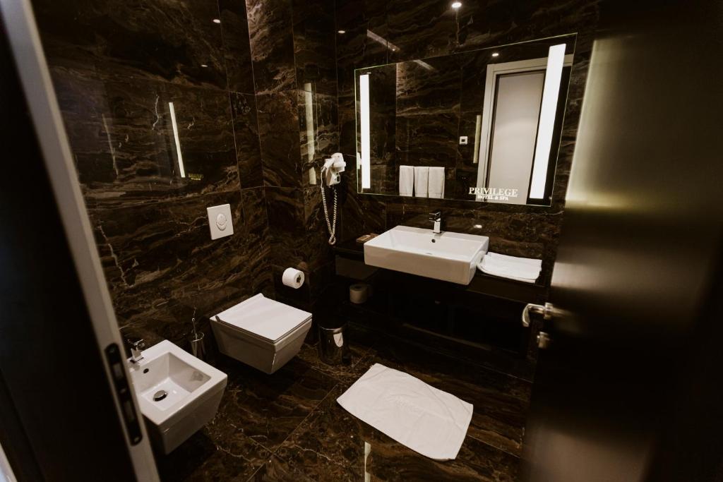 Koupelna v ubytování Privilege Hotel & Spa
