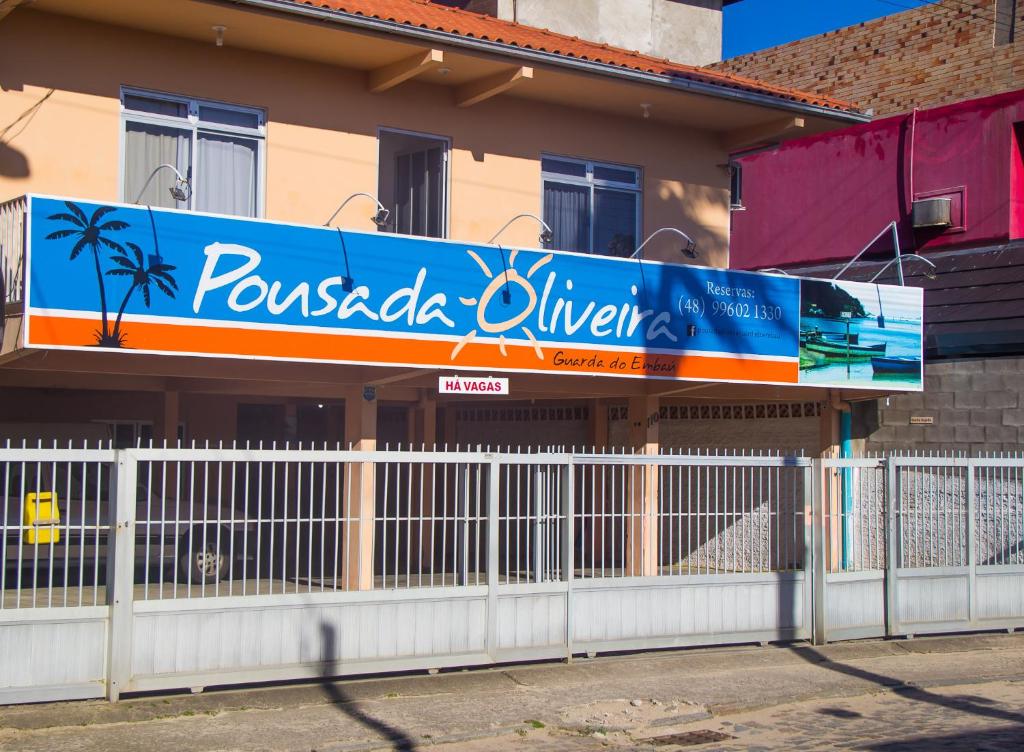 a sign for a restaurant on the side of a building at Pousada Oliveira Guarda do Embaú in Guarda do Embaú